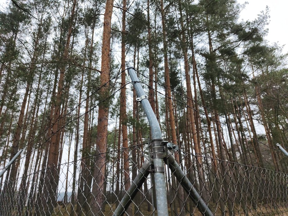 Budowa jest szczelnie otoczona płotem z drutem kolczastym. Miejsca pilnują też ochroniarze.