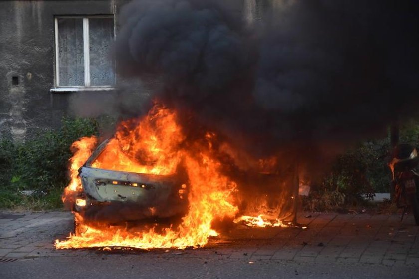 Spłonęło auto. Ojciec wyciągnął z ognia 3-latka