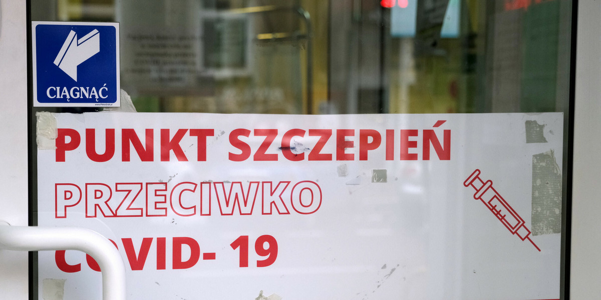 Perspektywa wyszczepienia odpowiedniego odsetka populacji oddala się - w Polsce pierwszą dawką zaszczepiono dotąd około 1 proc. społeczeństwa