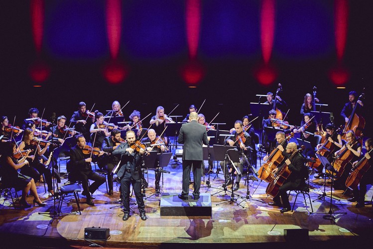 <strong>Muzycy SEPO (Syrian Expat Philharmonic Orchestra) kilka razy byli nagradzani gorącą owacją</strong>
<br></br>
Siłą tegorocznej edycji był dobrze skomponowany, różnorodny program. Z punktu widzenia publiczności liczy się fakt, że każdy spektakl lub koncert miał własny, wyrazisty klimat.
<br></br>
– To była niezwykle udana edycja, co widać po zainteresowaniu i reakcjach publiczności. Dodam, że tegoroczna formuła festiwalu, m.in. z muzyką symfoniczną, przyciągnęła również nowych widzów Tematem festiwalu byli w tym roku Widzialni/Niewidzialni. Cieszymy się, że Brave stał się sceną, na której tacy artyści mogli zostać dostrzeżeni i usłyszani, ponieważ każdy z nich miał do powiedzenia coś ważnego. Poza tym wszyscy mieliśmy okazję zaczerpnąć od nich niespotykanego optymizmu i energii – mówi Grzegorz Bral, pomysłodawca i dyrektor Brave Festival.
<br></br>
Zapowiedzią klimatu 13. edycji Brave Festival był już koncert otwarcia, symfoniczny podobnie jak finał. Muzycy SEPO (Syrian Expat Philharmonic Orchestra) kilka razy byli nagradzani gorącą owacją, największą za przebojowe wykonanie utworu „Orawa” Wojciecha Kilara. Ale koncert mocno zapadł w pamięć również dlatego, że artyści szybko nawiązali świetny kontakt z widownią. Atmosfera była niepowtarzalna.
<br></br>
fot. Mateusz Bral