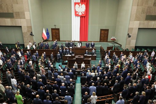 Posłowie z PiS dorabiają w ministerstwach, nie tracąc poselskich diet.