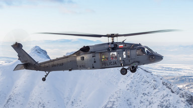 Policyjny śmigłowiec Black Hawk pomaga ratownikom w Tatrach