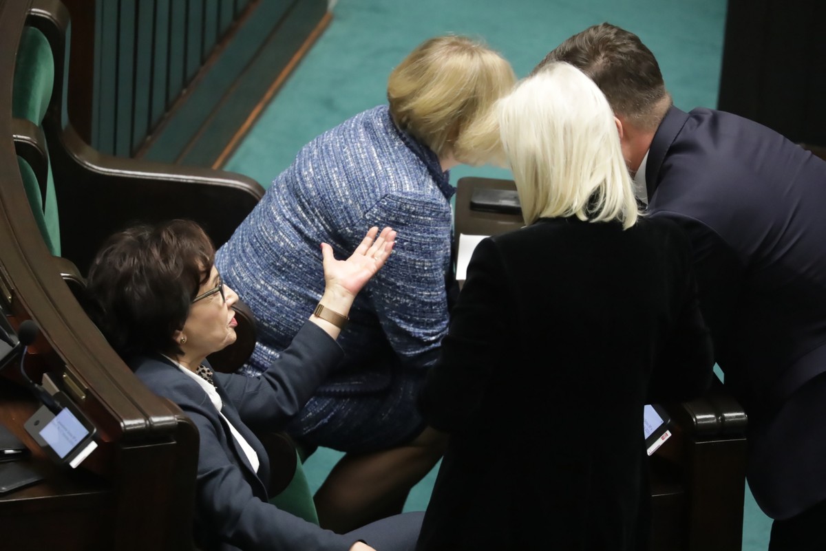 Elżbieta Witek na sali sejmowej