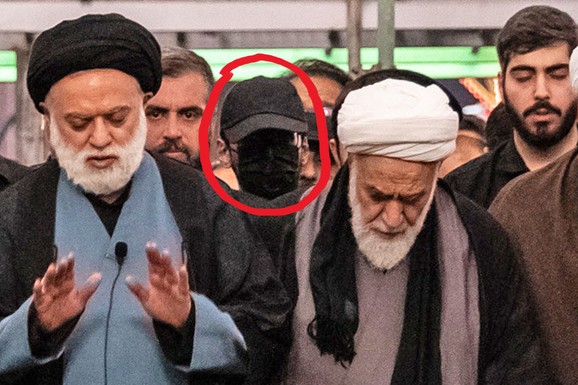 CRNI KAČKET, MASKA I NAOČARE - KO JE MISTERIOZNI ČOVEK?! Bura zbog jedne ličnosti na Hamneijevoj sahrani: Da li je ovo Modžtaba?! (FOTO)
