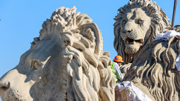 A Lánchíd felújítása: ma visszatértek az oroszlánok Budára – fotók, videó
