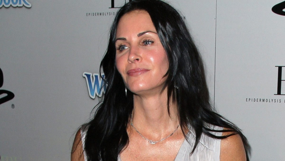 Courteney Cox nie ma nic przeciwko zabiegom opóźniającym starzenie. Aktorka, która w przyszłym roku skończy 50 lat, obawia się bowiem, że czas nie obejdzie się z nią łaskawie.