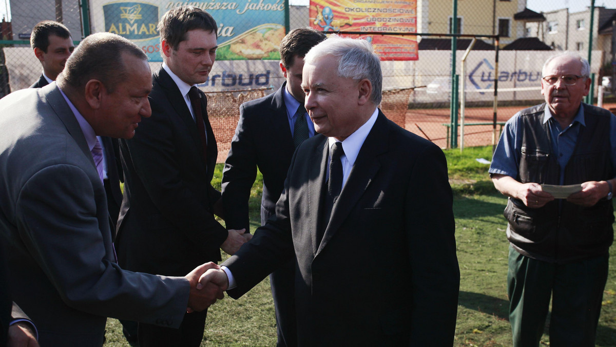 Prezes PiS Jarosław Kaczyński nie może być reprezentantem polskiej wsi - uważa minister rolnictwa Marek Sawicki (PSL). Jego zdaniem, Kaczyński "ma słabych doradców" w sprawach wsi i "jest przez nich wprowadzany w błąd".