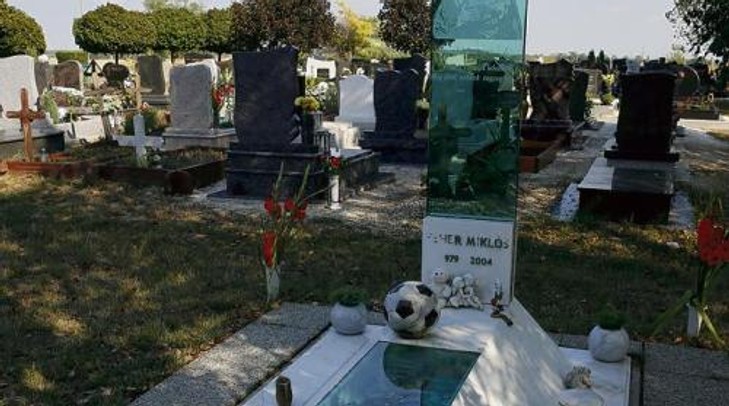 Gyalazat Kiraboltak Feher Miklos Sirjat Blikk