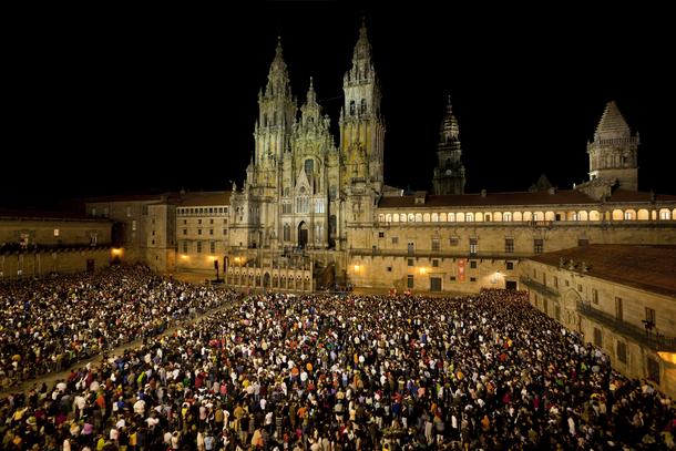 Tłumy pod katedrą w Santiago de Compostela
