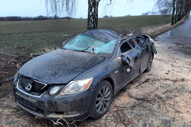 Lexus GS300 zdemolowany przez powalone drzewo. Skutki wichury w okolicach Kętrzyna