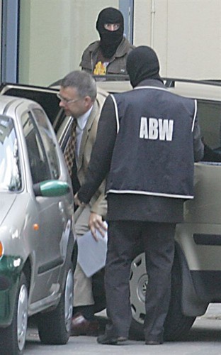 30.08.2007 Warszawa zatrzymanie przez ABW Agencja Bezpieczenstwa Wewnetrznego bylego ministra MSWiA Janusz Kaczmarek na zdjeciu doprowadzenie Kaczmarka do prokuratury w WarszawieFot.Piotr Kowalczyk