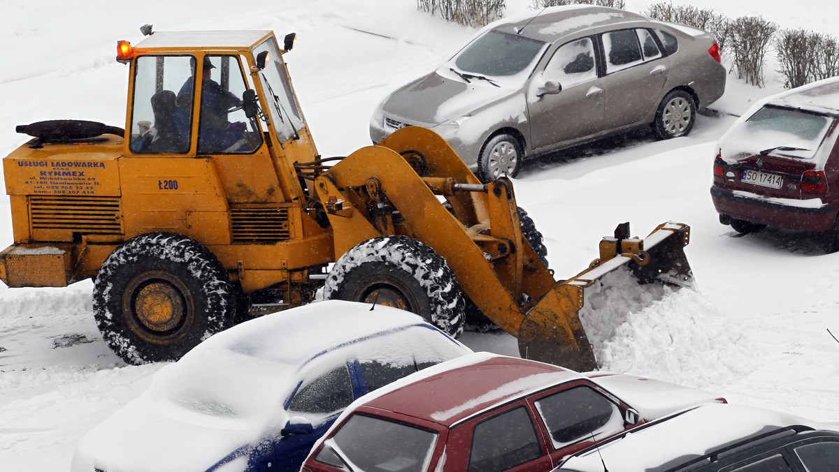 Bardzo trudne warunki panują od rana na drogach województwa łódzkiego. W całym regionie intensywnie pada śnieg, a silny wiatr powoduje zawieje i zamiecie śnieżne.