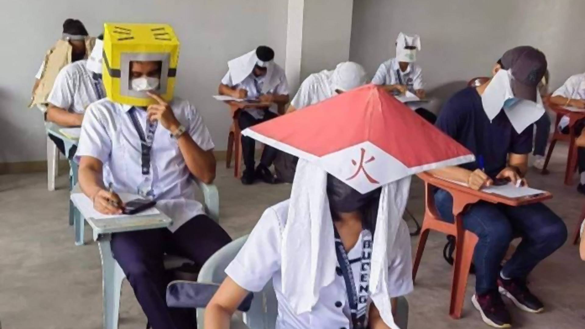 Fejre húzott alsógatya, bukósisak, tojástartó: így védik meg magukat a puskázástól fülöp-szigeteki diákok