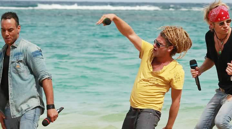 Talán Attila
(jobbra) a jamaicai tengerparton esett ki a versenyből