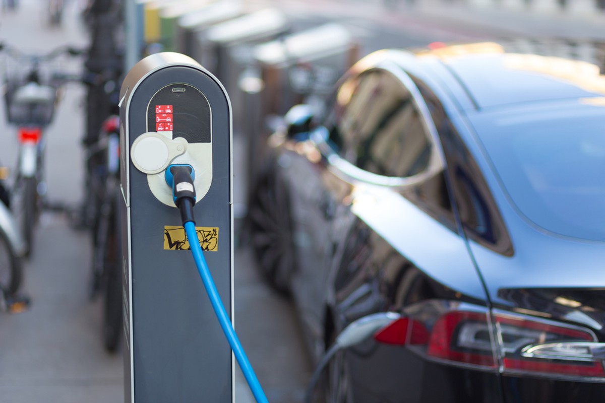 Polskiego elektrycznego samochodu, który miałby stać się popularnym środkiem lokomocji, na razie nie widać, ale jeśli chodzi o infrastrukturę ładowania baterii, coś zaczyna się dziać.