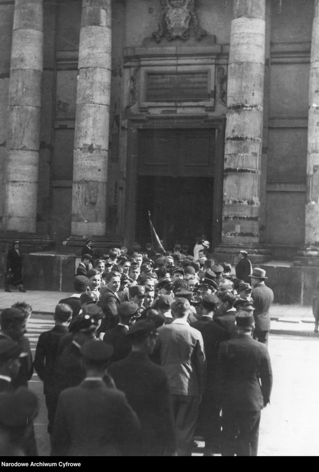 Grupa młodzieży szkolnej po nabożeństwie przed wejściem do kościoła Wniebowzięcia Najświętszej Maryi Panny i św. Józefa Oblubieńca przy ul. Krakowskie Przedmieście.
