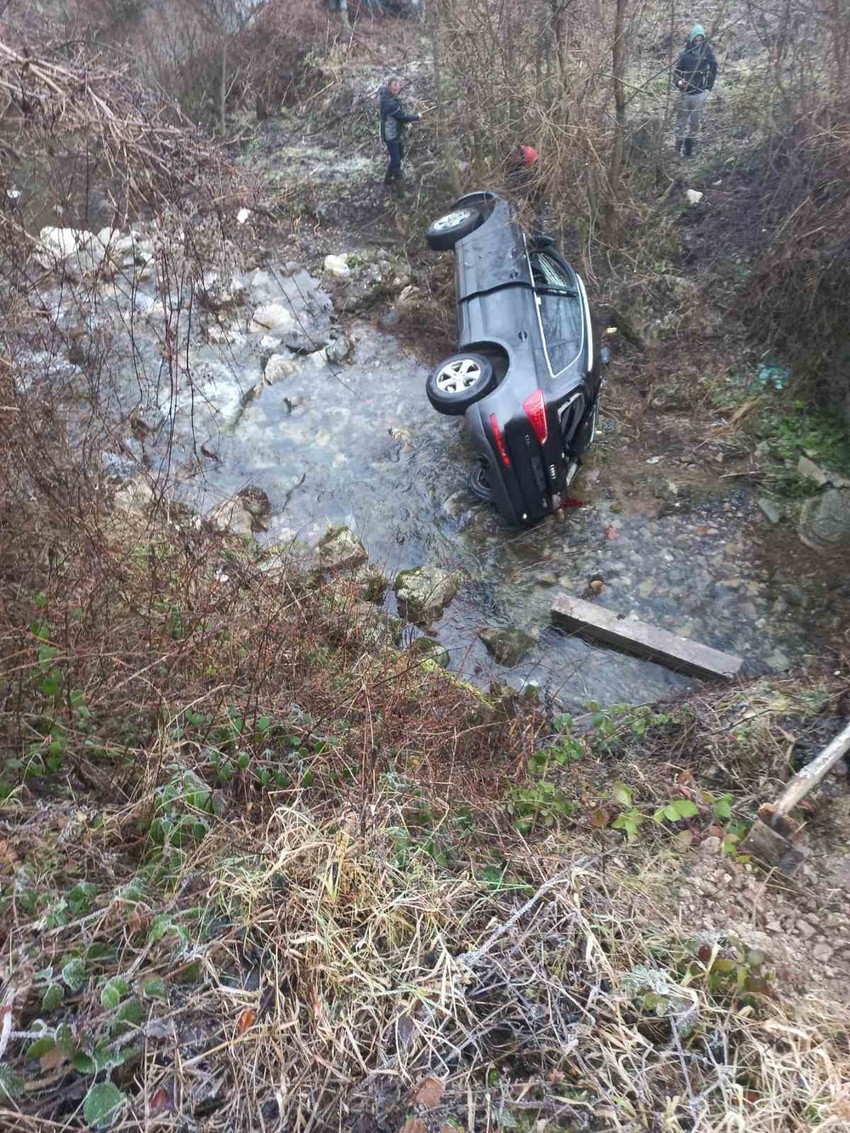 Džip sleteo sa mosta i pao na bok