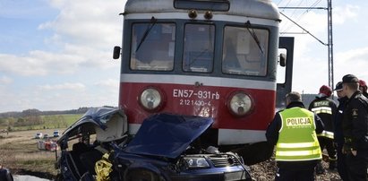 Pociąg sprasował auto! Kierowca nie żyje!