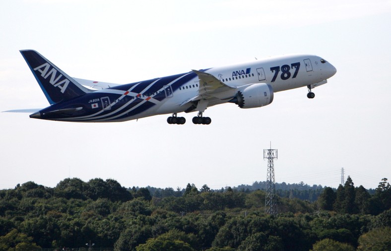 Samolot Boeing Co. 787 Dreamliner linii lotniczych All Nippon Airways Co. (ANA) starrtuje z lotniska Narita Airport w Narita City w Japanii,  26 października 2011. Źródło: Bloomberg