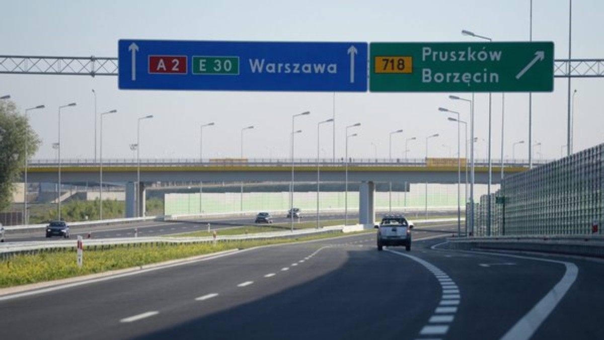 Dzięki rosnącej sieci autostrad nasi kierowcy zaczynają się czuć jak w Europie. Niestety, także jeśli idzie o opłaty za przejazd. Dziś podwyżka opłat na autostradzie A2 – pisze "Gazeta Wyborcza". Po wchodzących dziś w życie nowych stawkach przejazd od Konina do Nowego Tomyśla (150 km) kosztuje w sumie 51 zł zamiast 48 zł. Jak tłumaczy spółka Autostrada Wielkopolska - zarządzający częścią autostrady, podwyżki są uzgodnione z rządem i bankami.