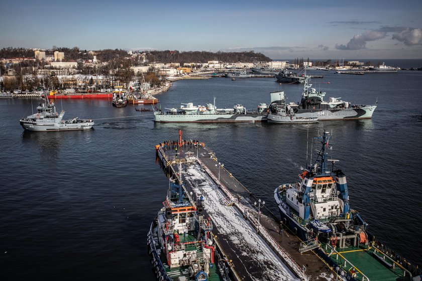 ORP Błyskawica w drodze do stoczni.