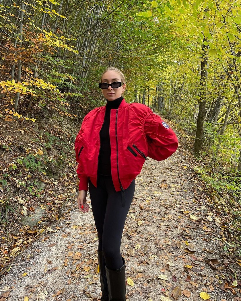Sonia Lyson décontractée dans sa veste bomber rouge lors d’une promenade automnale.