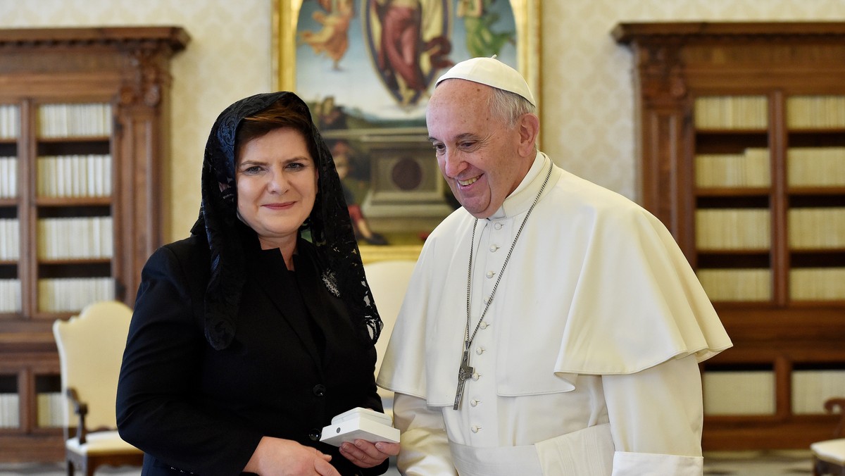 Trzydzieści minut trwała rozmowa premier Beaty Szydło z papieżem Franciszkiem podczas audiencji w Watykanie. To pierwsza wizyta szefowej polskiego rządu u papieża.