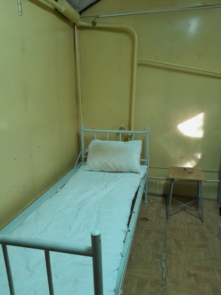 Łóżko z "czystą pościelą" w ambulatorium obozowiska w Karlikach