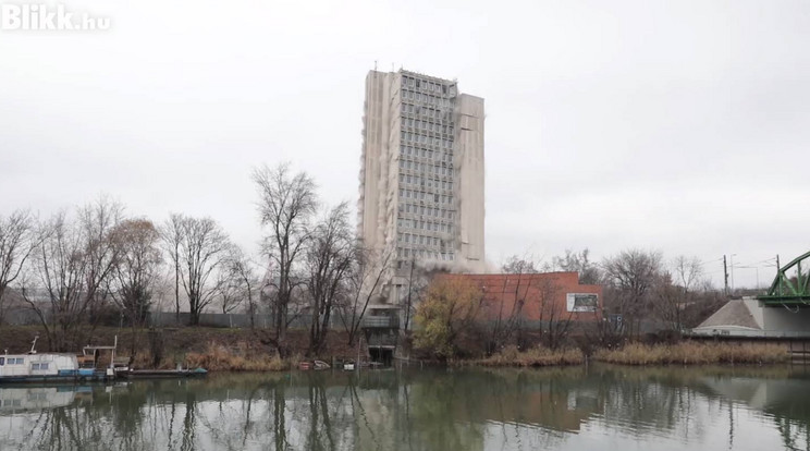 A VITUKI toronyháza, a robbantás első pillanatában / Fotó: Blikk