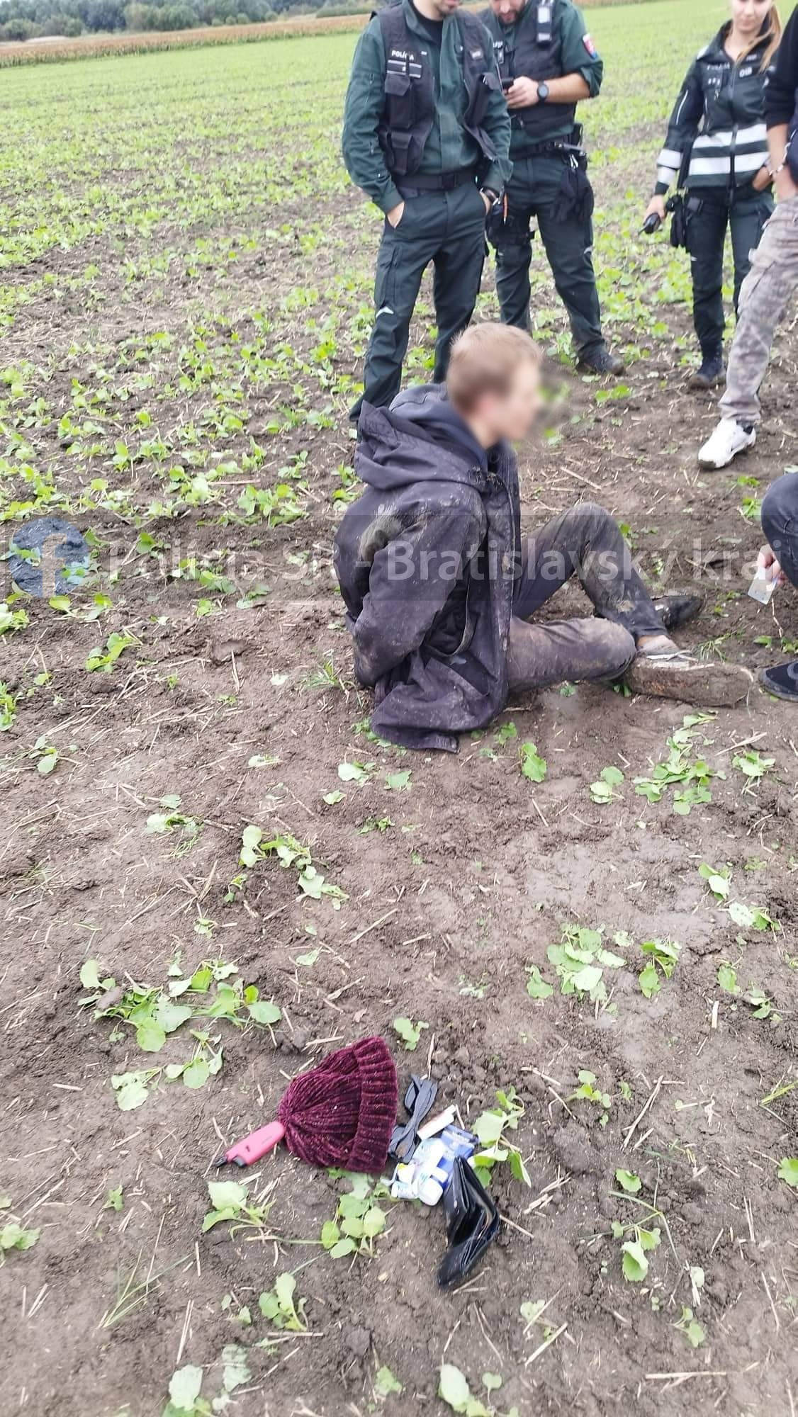   Polícii sa podarilo muža zadržať krátko po 11.30 h na poli medzi obcami Svätý Jur, Malý Raj a Slovenský Grob. 