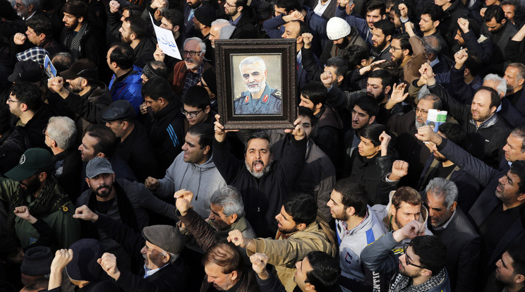 A megölt Kászim Szulejmáni hívei a tábornok képével / Fotó: MTI/EPA/Abedin Taherkenareh