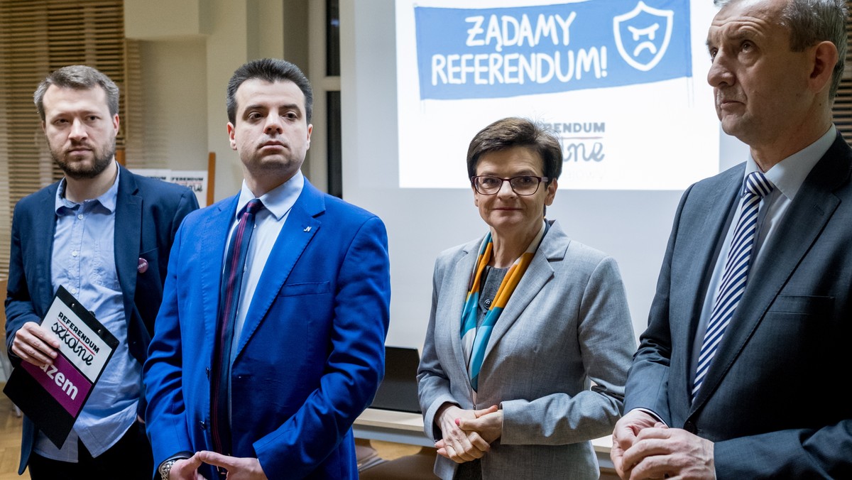 Blisko 1 mln podpisów pod wnioskiem o referendum ws. reformy edukacji przemawia za jego przeprowadzeniem, reformę można jeszcze zatrzymać – podkreślali wczoraj w Katowicach zwolennicy referendum.