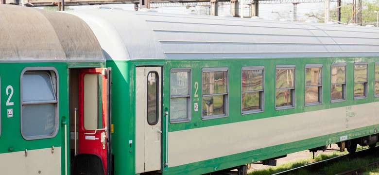 Pendolino śmiga, inne pociągi stoją w krzakach