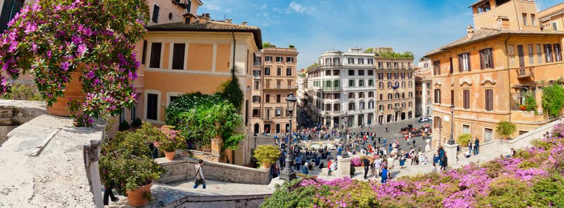 Piazza di Spagna z popularnymi Schodami Hiszpańskimi, które są oblegane zarówno przez Włochów, jak i turystów z całego świata.