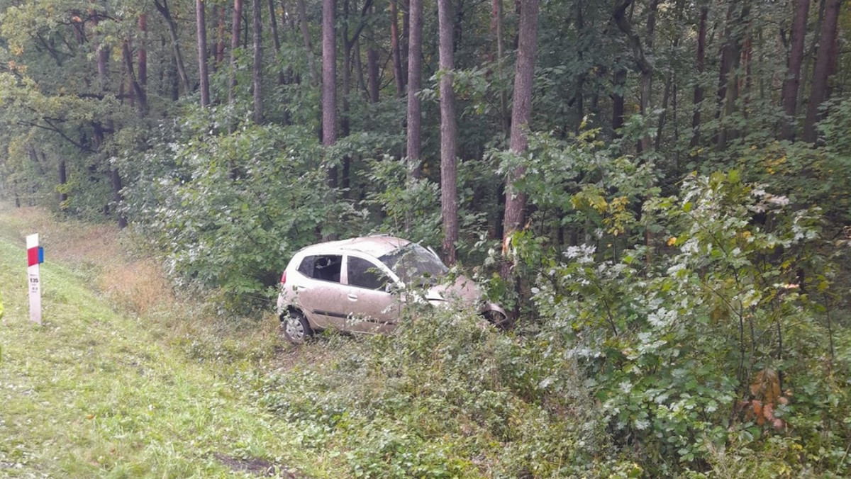 Tragiczne odkrycie pod Krakowem. Ciało kobiety leżało w rozbitym aucie przez kilka godzin