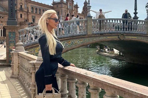 BOJANA LAZIĆ ŽARI I PALI U ŠPANIJI Voditeljka u šik izdanju pozira i nema ko se nije okrenuo za njom: Uživa za sve pare na luks putovanju