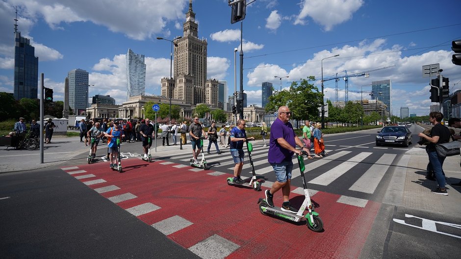 Nowe przejście dla pieszych i przejazd rowerowy przez Marszałkowską