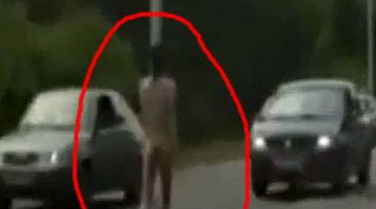 Meztelen nő rohangált az autók között - videó!