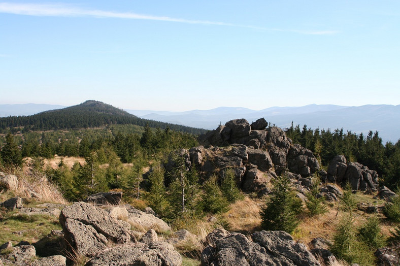 Wysoki Kamień widziany od strony zachodniej, ze Zwaliska