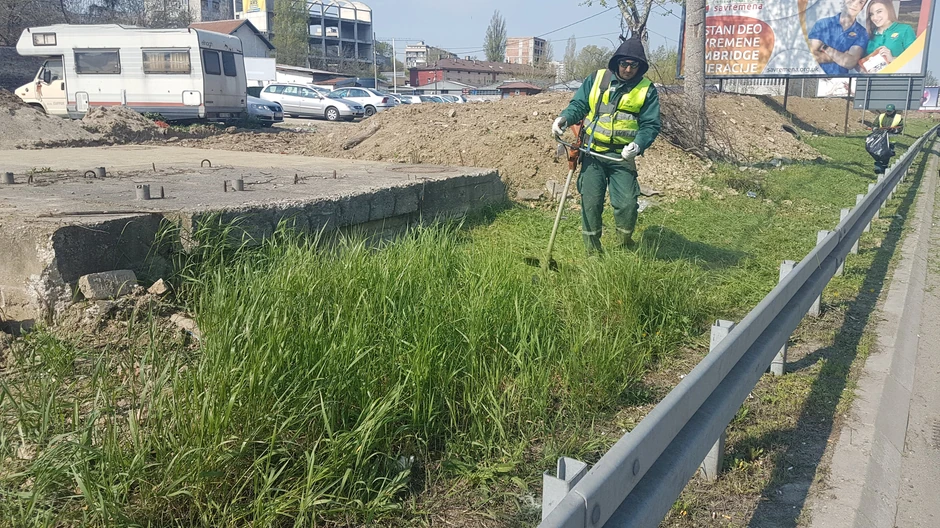 Košenje trave na desnoj strani autoputa