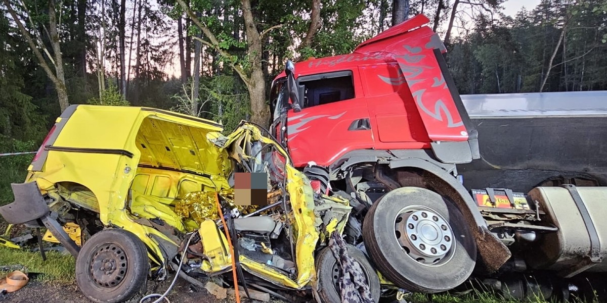 Tragiczny wypadek w Rzeczenicy w Pomorskiem. Dwie osoby z busa zginęły na miejscu. Obraz tragedii jest potworny. 