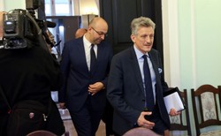 Dwugłos w PiS o TK. "Przy obecnym Trybunale nie rozwalimy układu" kontra "Idziemy za ostro"