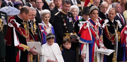 William i Kate w centrum koronacji. Harry przyglądał się temu z dala, żartując z innymi "odtrąconymi"