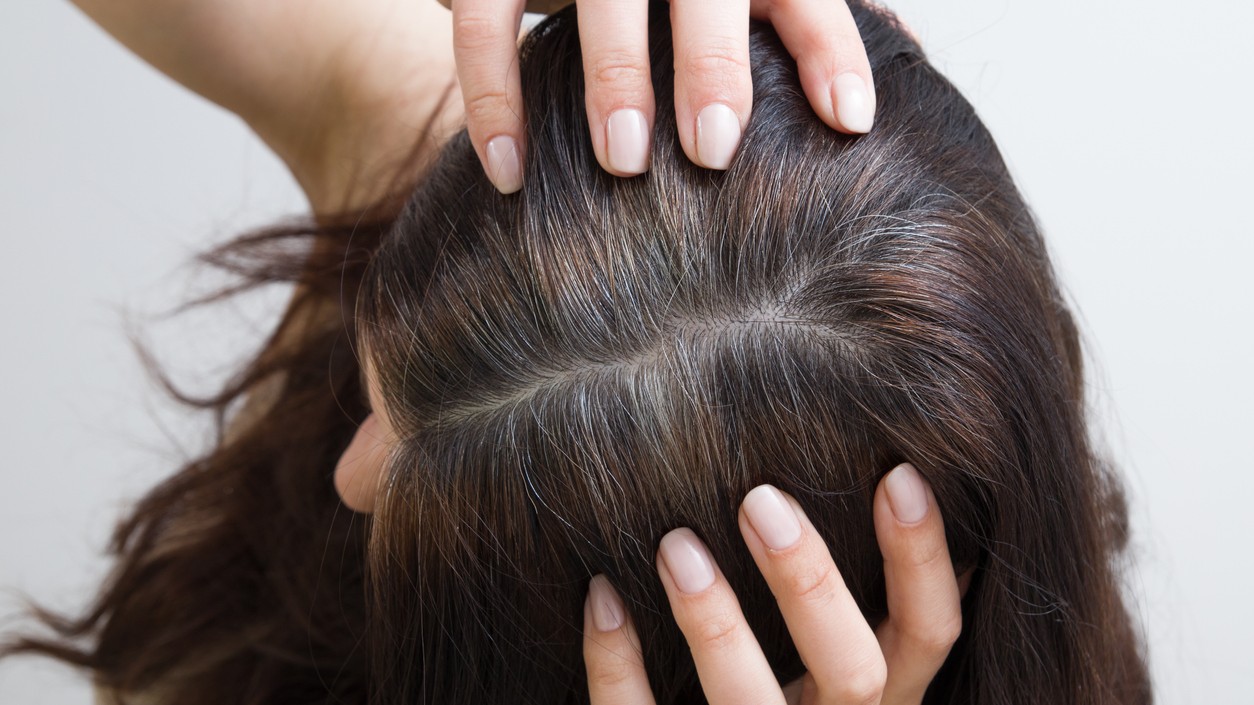 Prvé šediny nemusíte hneď farbiť. Prírodné výťažky zo šalvie či kávy dokážu vlasom vrátiť pigment