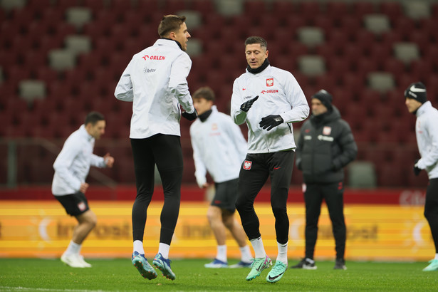 Piłkarze reprezentacji Polski Jan Bednarek (L) i Robert Lewandowski (P) podczas treningu kadry w Warszawie