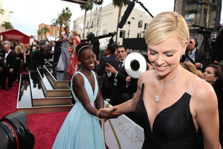 Lupita Nyong'o i Charlize Theron na gali Oscarów 2014