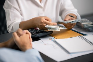 Wynagrodzenia innych osób pracujących na takich samych stanowiskach muszą być ujawnione albo gigantyczna kara dla pracodawcy