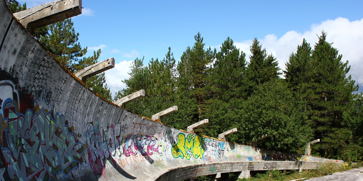 Nieczynny tor bobslejowy na górze Trebević w Sarajewie.