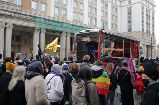 Uczestnicy antyfaszystowskiego streetparty "Za wolność Waszą i naszą!"
