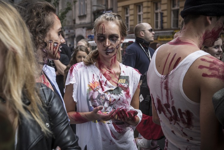 Uczestnicy zombie walk 2015